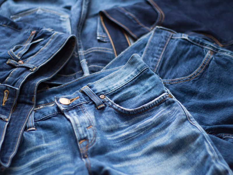 Jeans feminino: looks para arrasar em qualquer ocasião